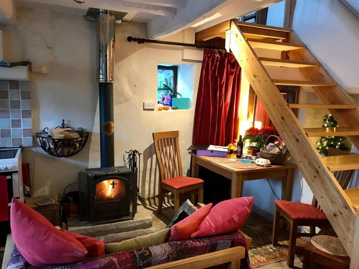 Holiday home Bijou In Bronte Country With Wood-burning Stove & Hot Tub *